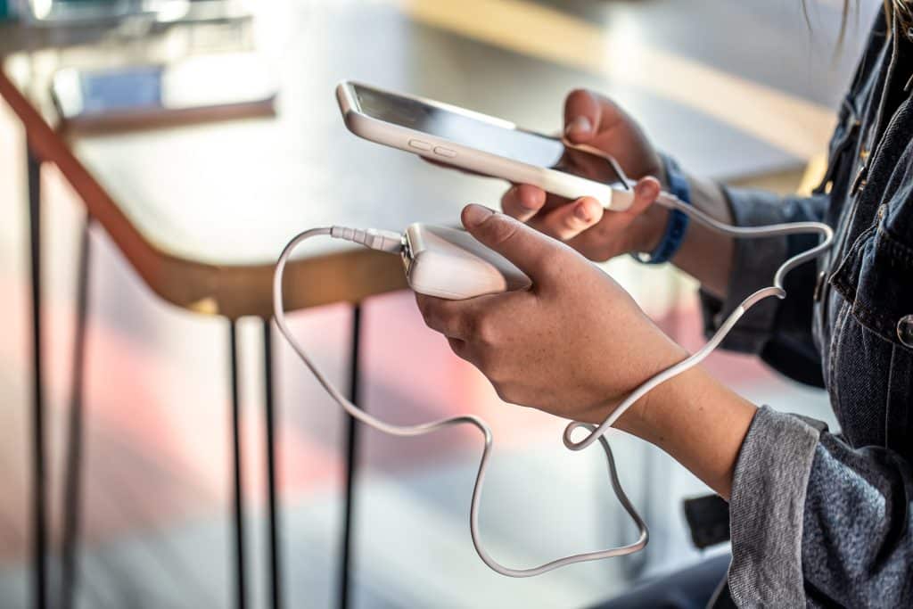 Φόρτιση κινητού με φορητό power bank