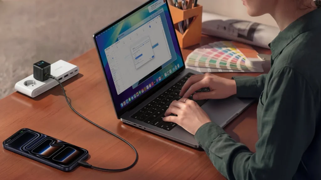 Γυναίκα δουλεύει στο laptop ενώ το κινητό της φορτίζει από φορτιστή Anker 45 W