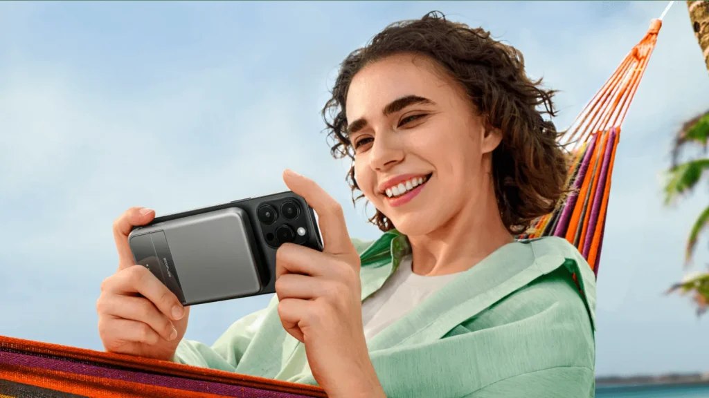 Γυναίκα σε αιώρα παίζει στο iPhone με μαγνητικό power bank EcoFlow RAPID στην πλάτη του