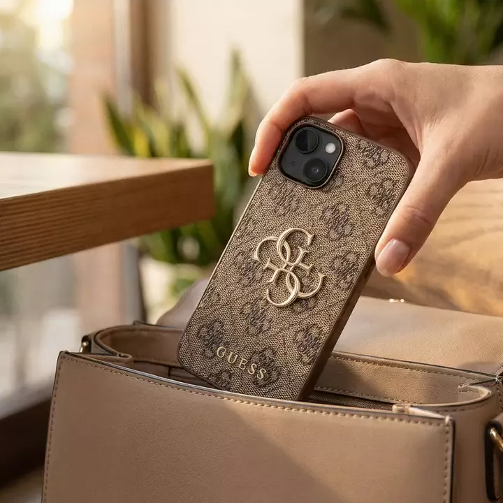 Επώνυμη θήκη Guess με μεταλλικό λογότυπο σε iPhone, μπαίνει σε τσάντα